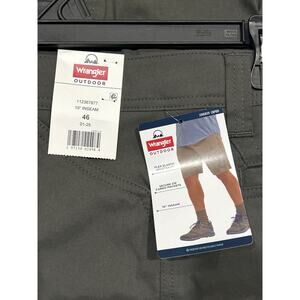 NWT Wrangler Men's Relaxed Gray Cargo Shorts 46" Waist 10" Inseam 112367877